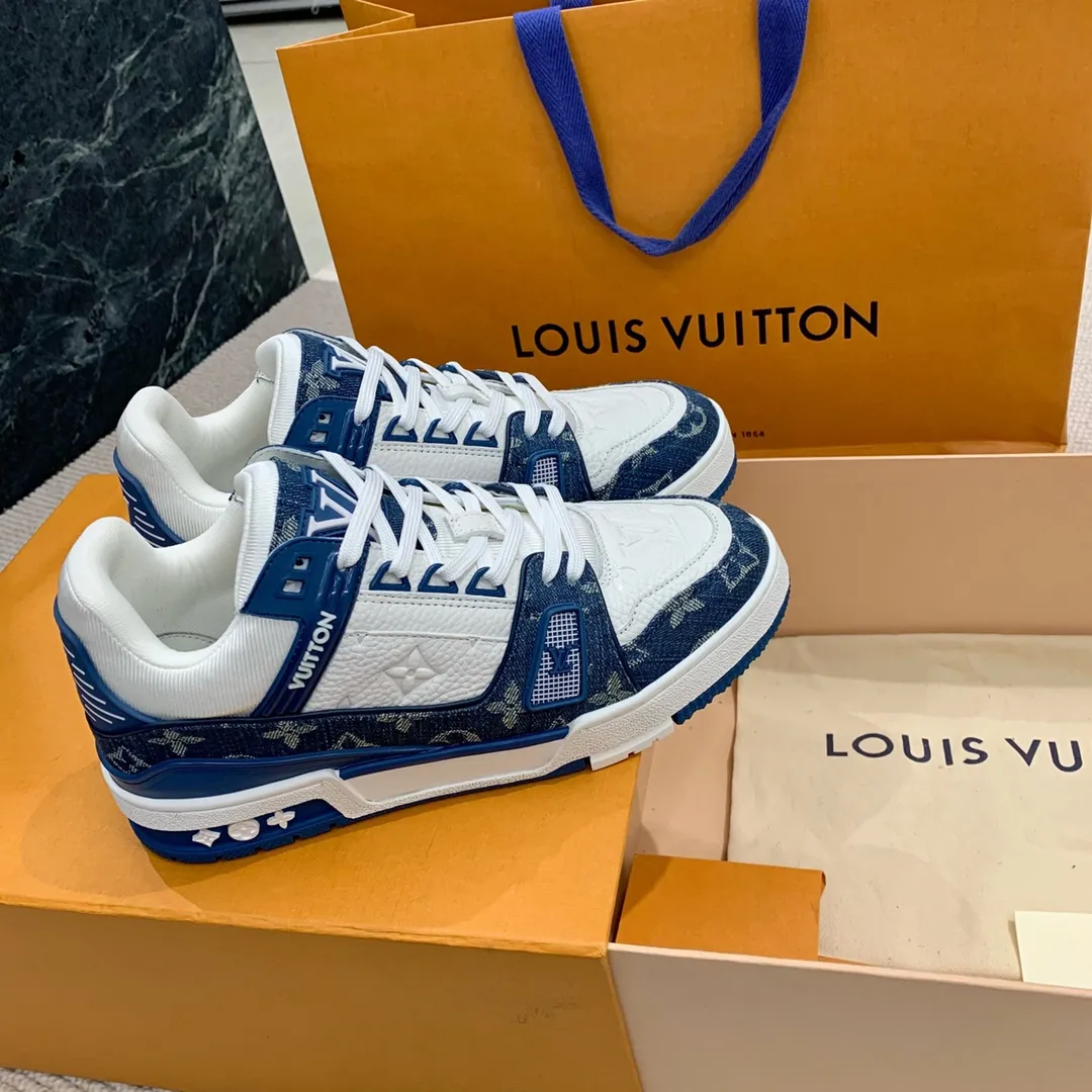 👟👟Ex-factory price 840👟👟 Women's Shoes Factory Purchasing Level ✈️ LV Trainer Latest Series of Couple's Sports Shoes Super Handsome Denim New Style, Very Good-looking ~ A must-have item for fashionistas Top-notch embossed grained calf leather on the upper Original molded T👟👟Ex-factory price U outsole, same texture as the original version Please look for our quality Please pay attention to distinguish the currency materials on the market Men's size: 39-45 Women's size: 35-40 ⚠️Full set of packaging (exclusive z👟👟factory price level anti-theft buckle cannot be sold once disassembled)